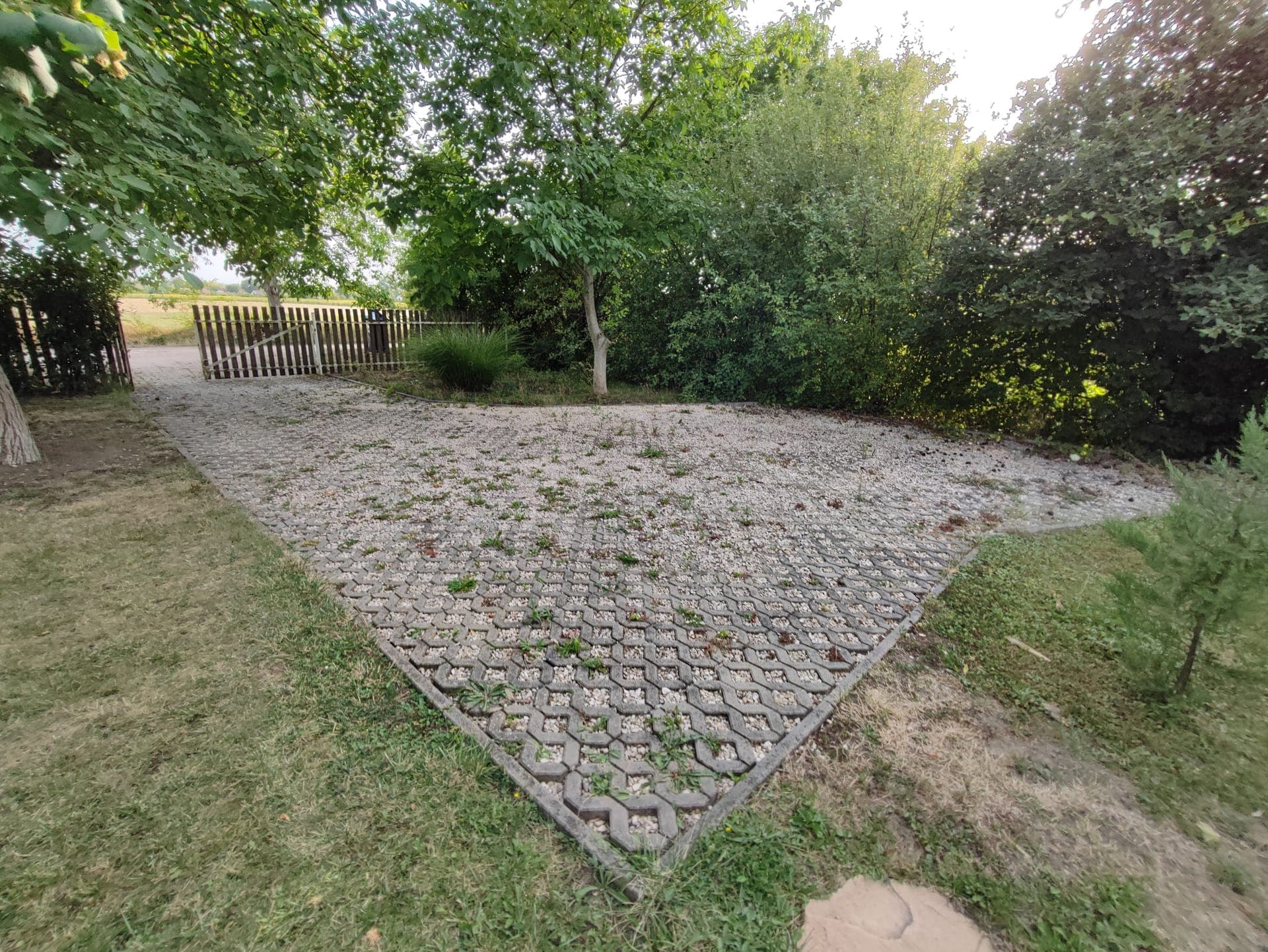 Közvetlen udvari parkoló akár három autó részére