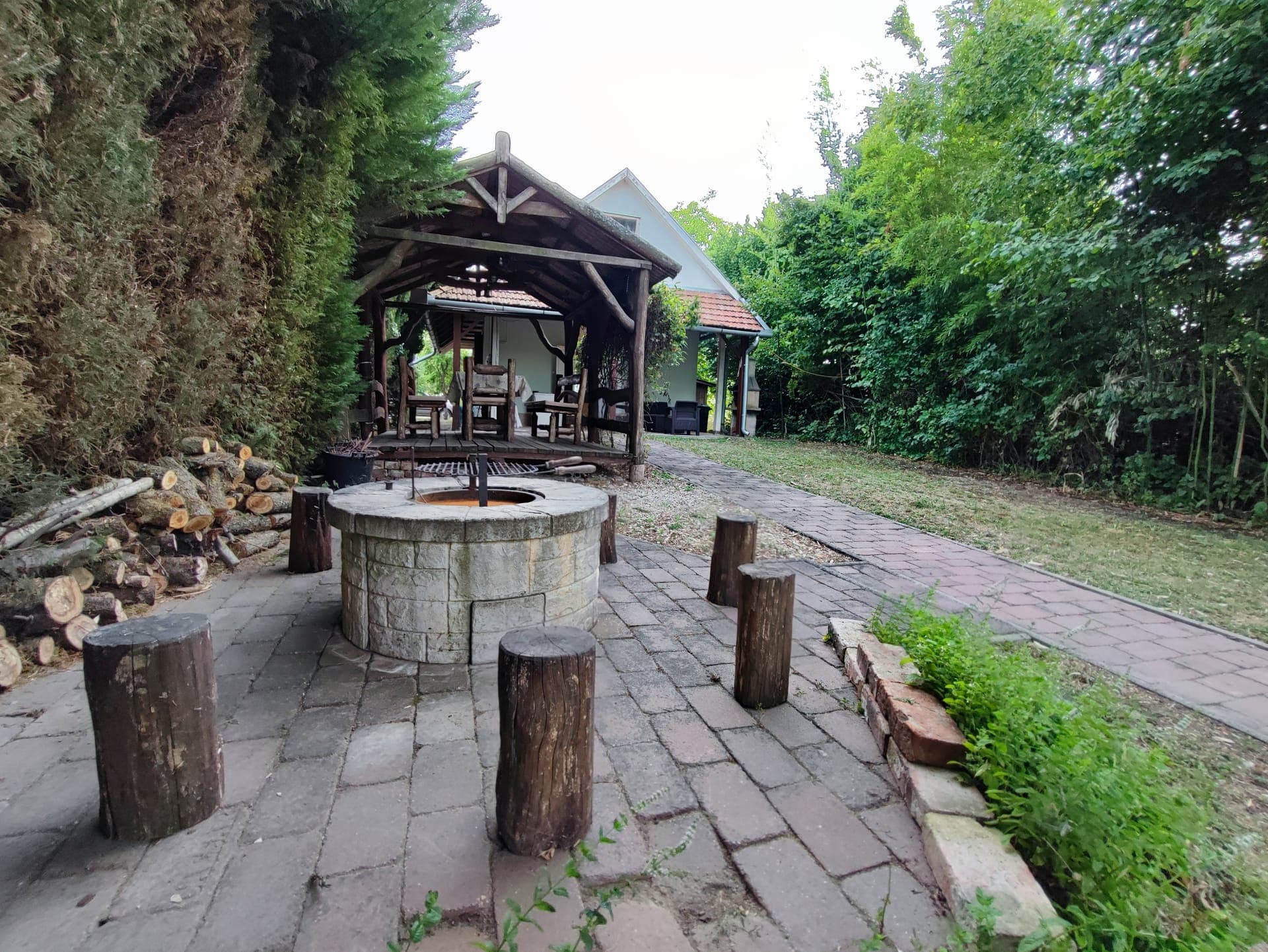 Grill a kerti étkező mellett
