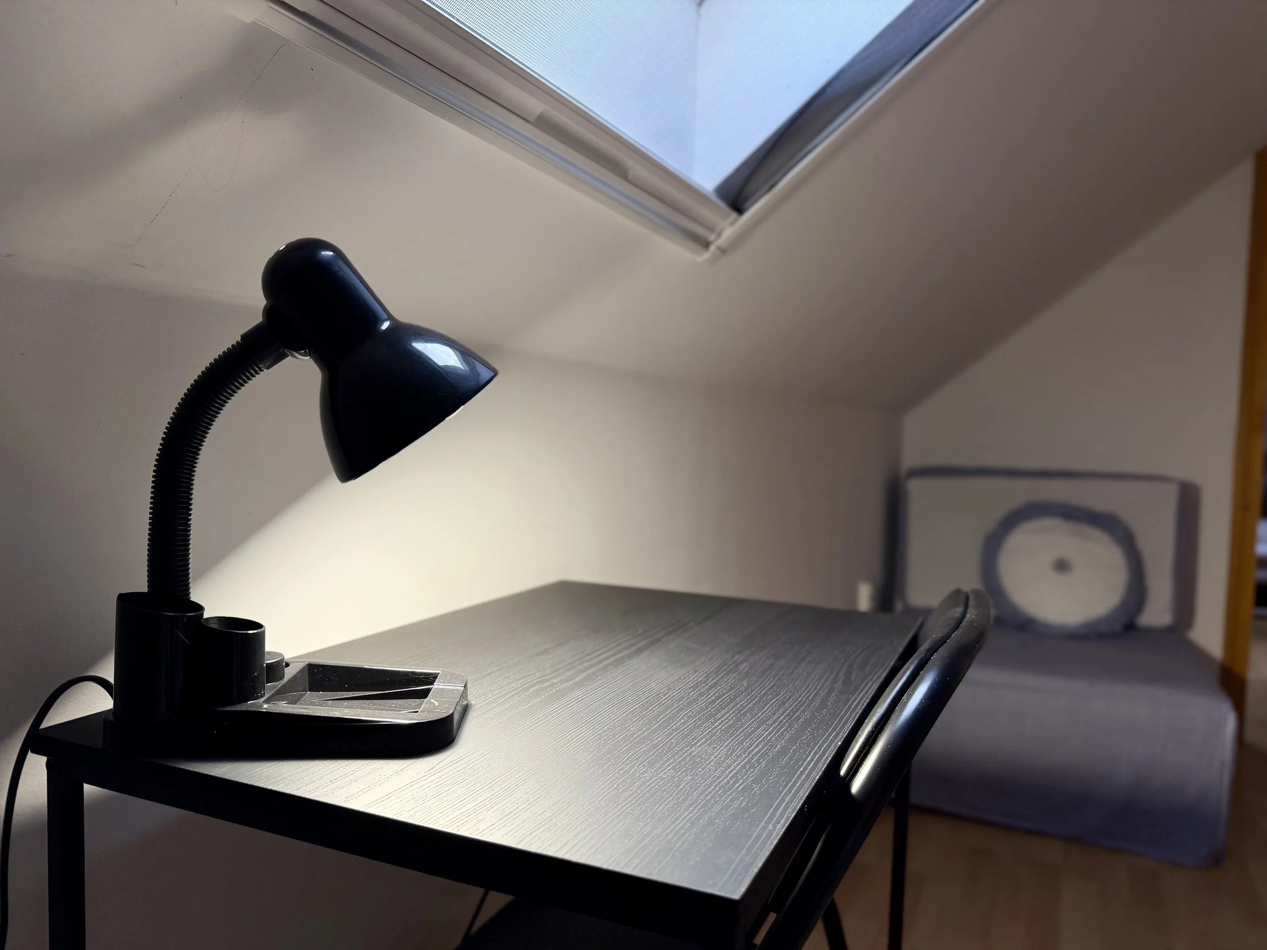 Íróasztal lámpával az emeleti részen