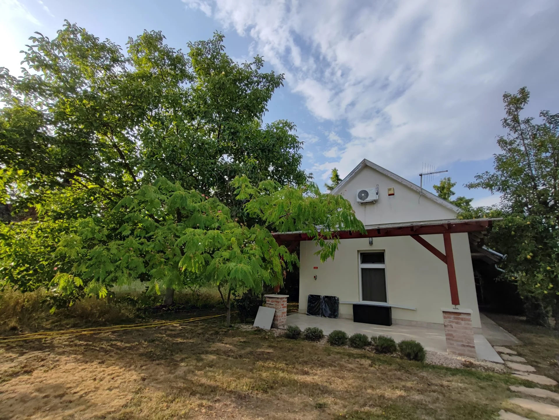 Előkerti terasz kerti kilátással