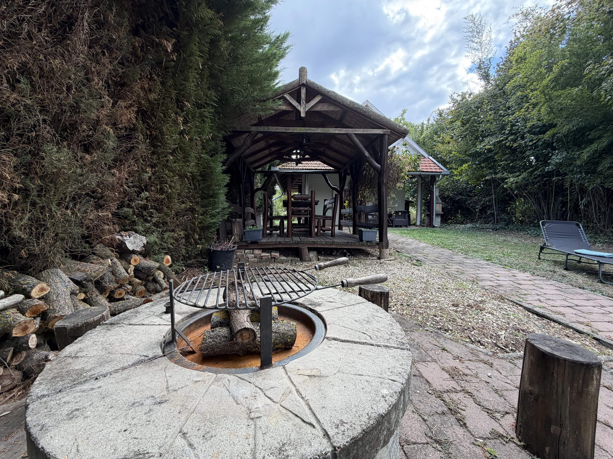 Grill a kerti étkező mellett