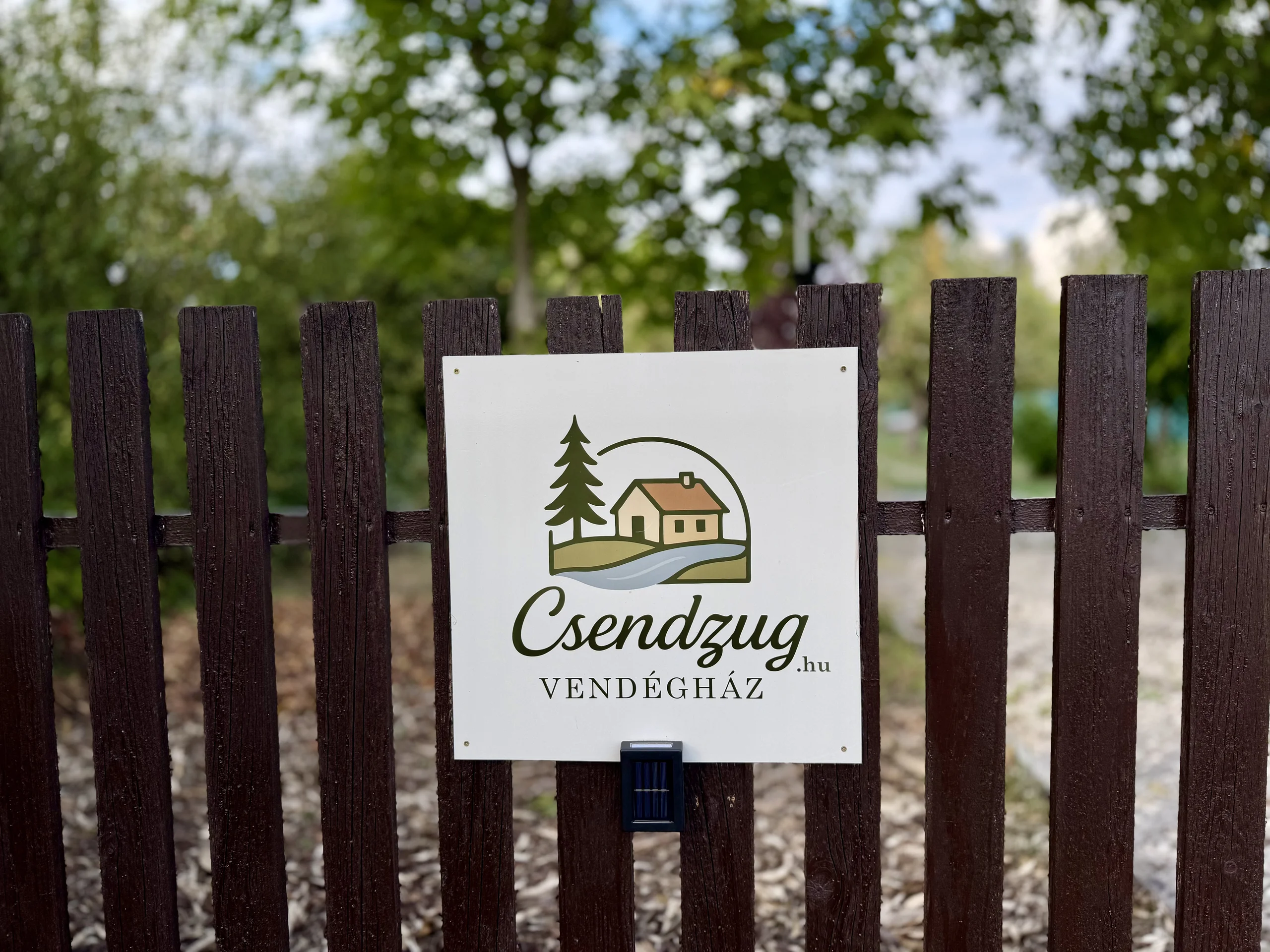 Kapubejárat Csendzug táblával