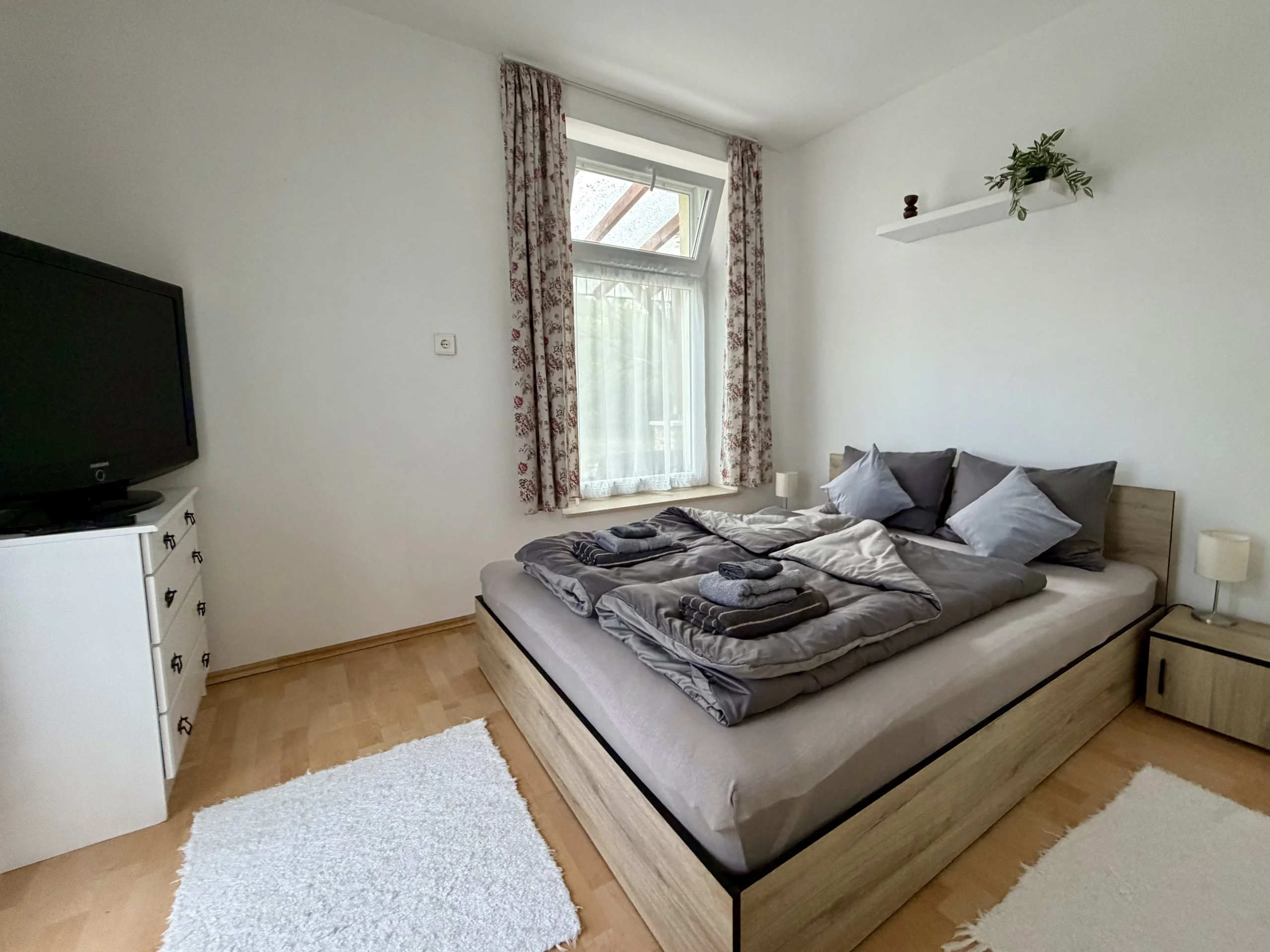 Földszinti hálószoba kétszemélyes ággyal, TV-vel és kerti kilátással