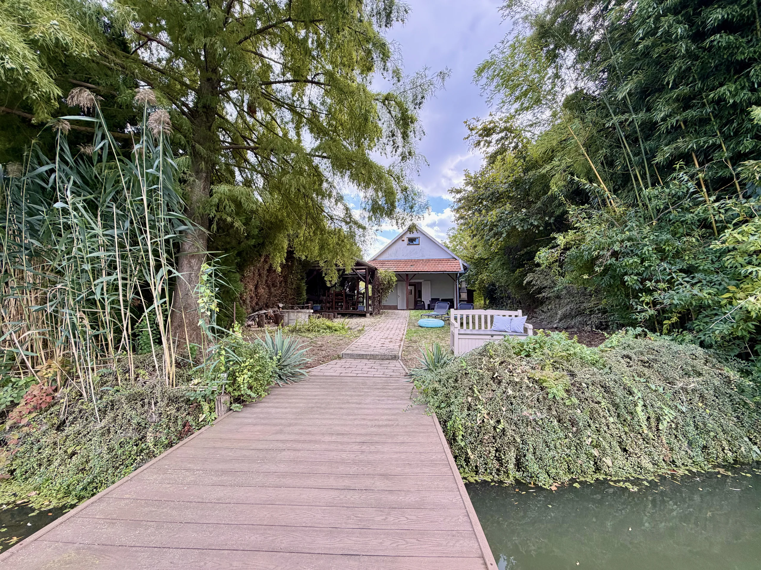 A ház látképe a stégről