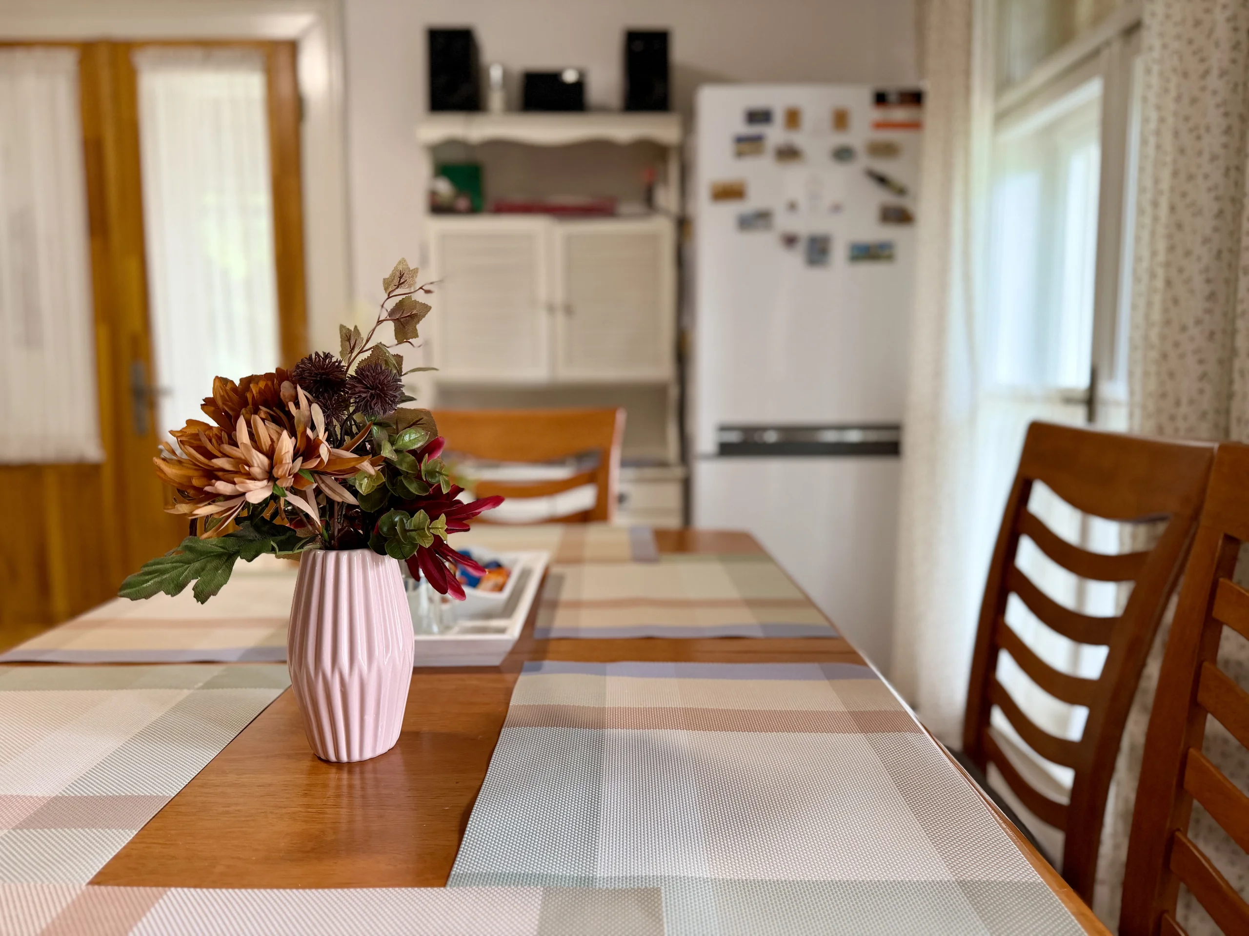 Világos beltéri étkező hat fő részére