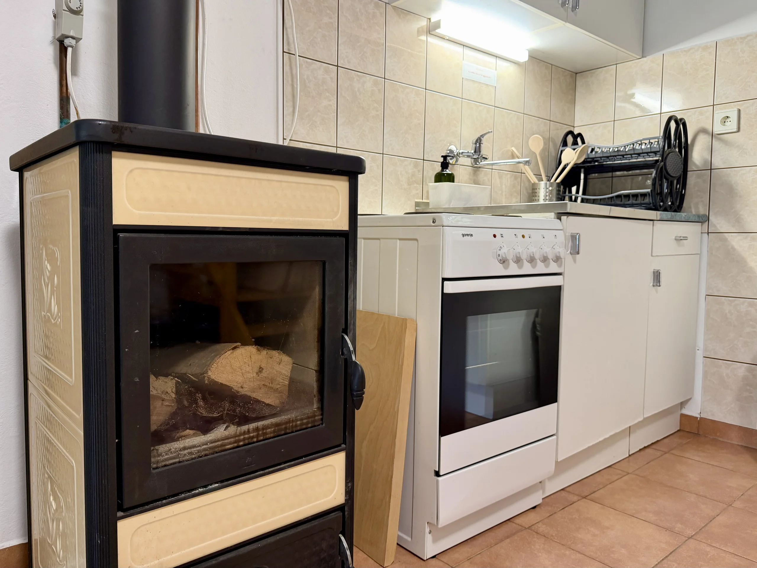 Hangulatos kandalló a konyha mellett