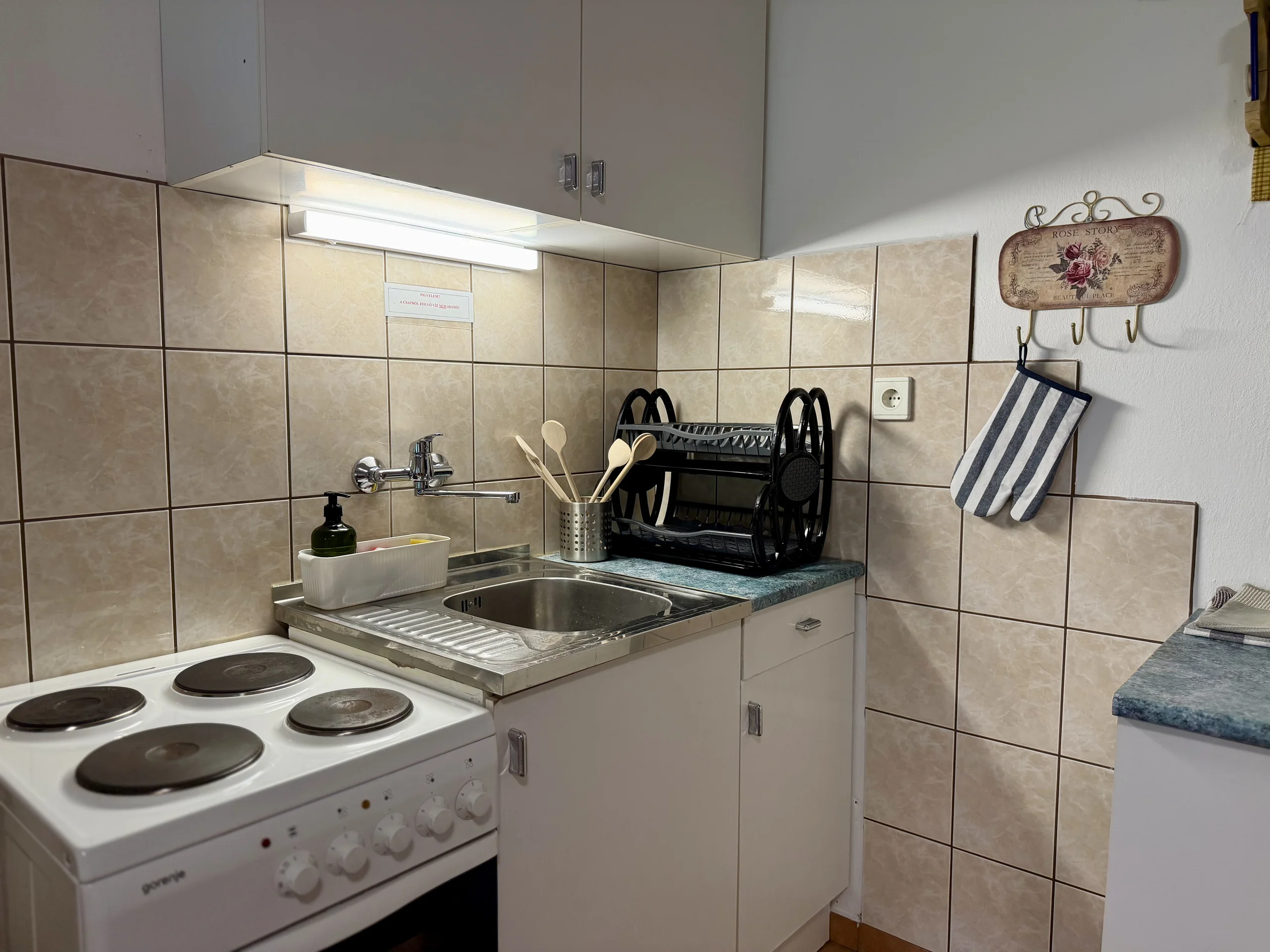 Felszerelt, egybenyitott konyha-étkező