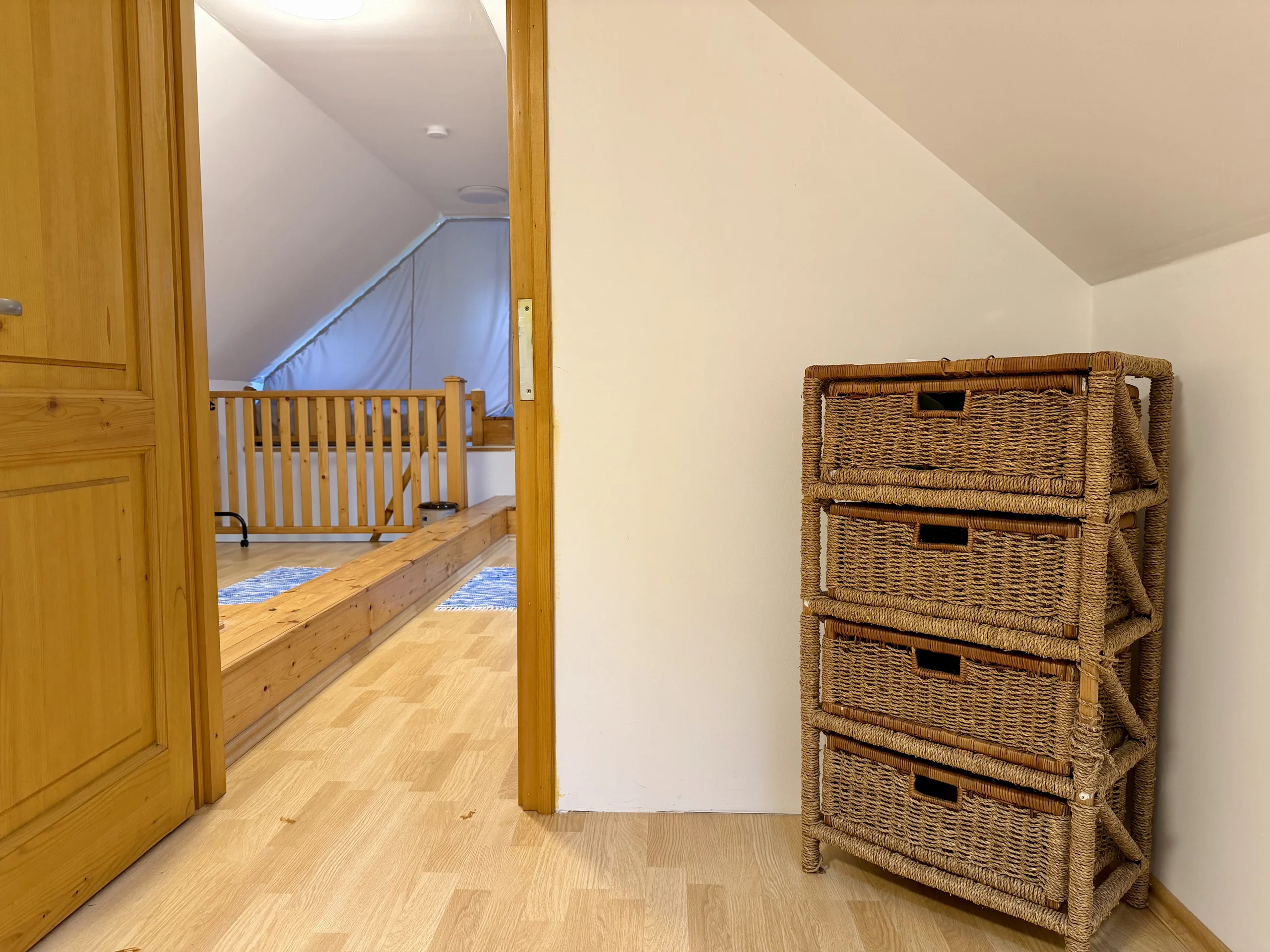 Ruhatároló az emeleti hálószobában