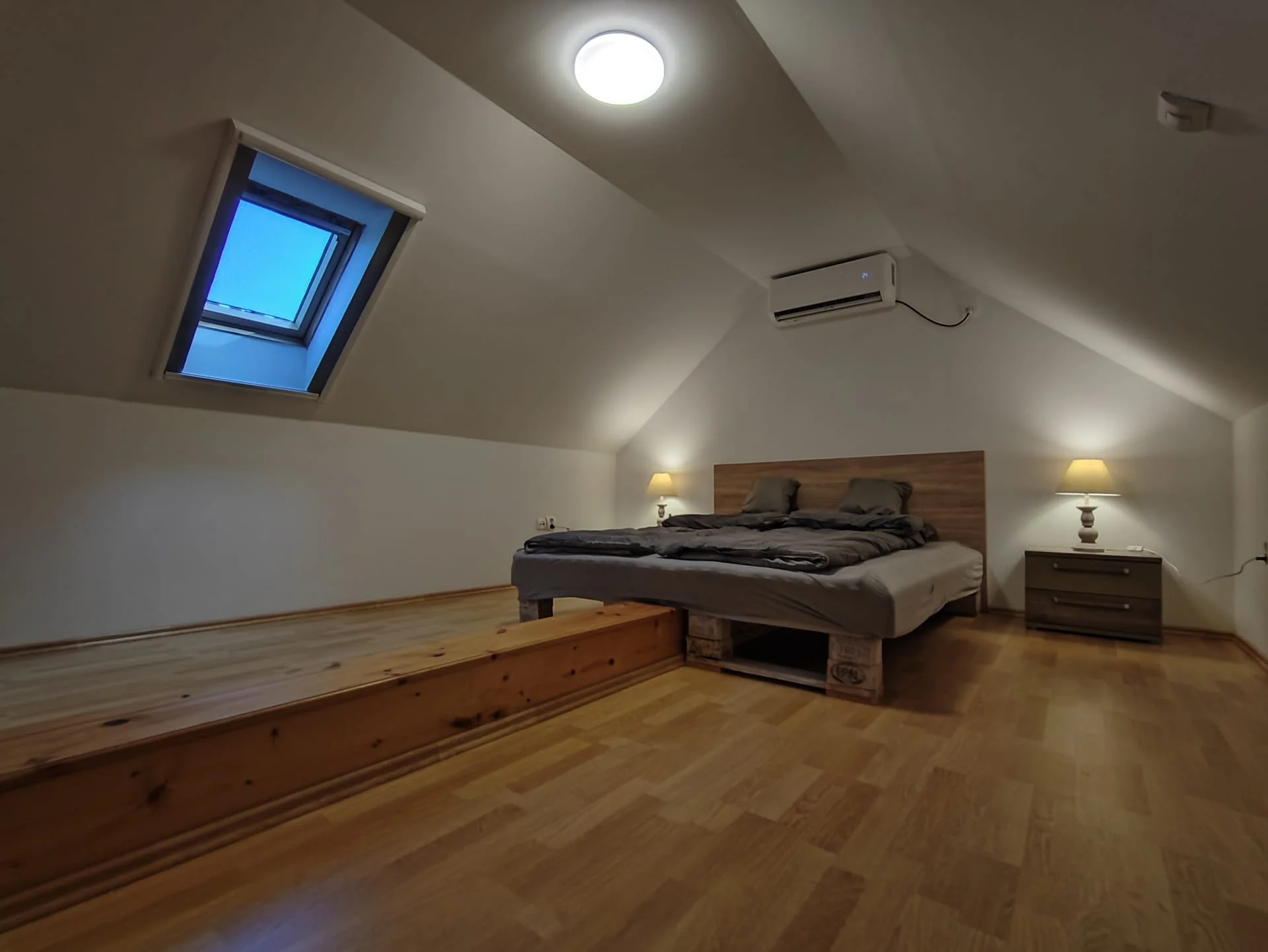 Légkondicionált emeleti hálószoba kétszemélyes raklap ággyal és tetőablakkal