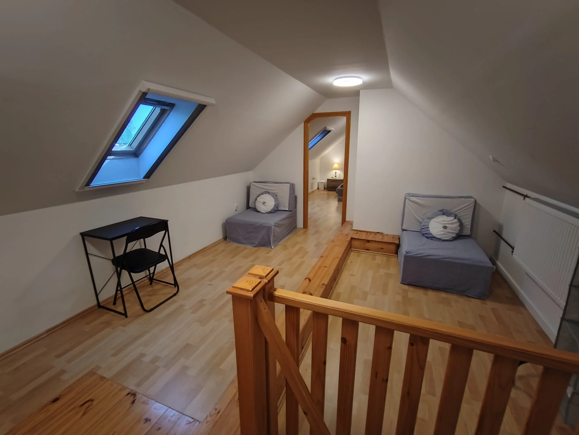 Emeleti előtér íróasztallal és két kihúzható egyszemélyes pótággyal